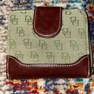Small Dooney and Bourke wallet with zipper closing
